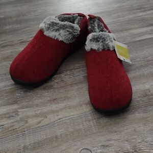 Red  faux fur lined slippers  Sz 8 NWT